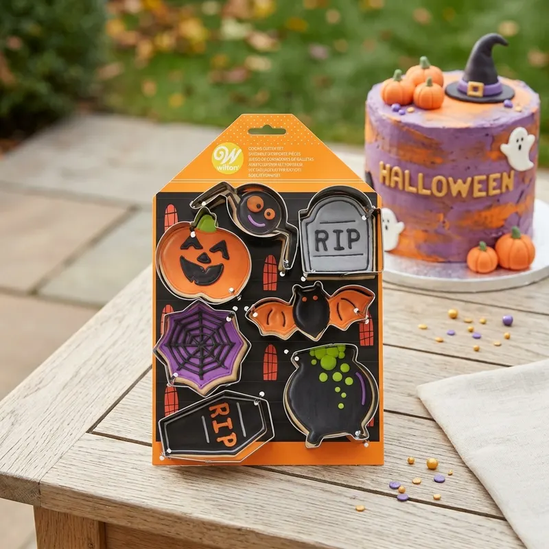 Sada sedmi kovových vykrajovátek Wilton s halloweenskými motivy dýně, pavouka, netopýra a rakve pro pečení sušenek a perníčků