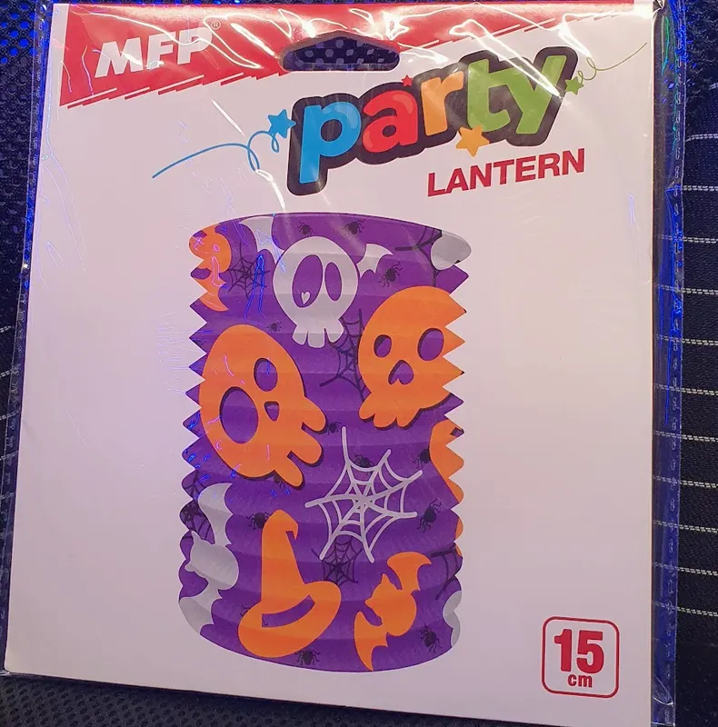 Fialový papírový lampion s halloweenským motivem o průměru 25 cm k zavěšení jako party dekorace