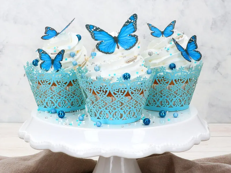 Sada 29 modrých jedlých motýlků z jedlého papíru od značky Cake Masters na zdobení dortů a cukrářských výrobků