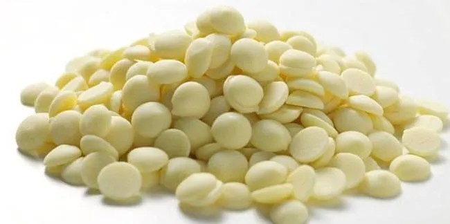 Pravá bílá čokoláda Carla s obsahem kakaové sušiny 29 % na pralinky, ganache a cukrářské polevy
