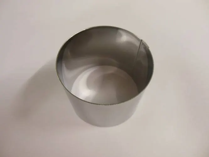 Kruhové nerezové vykrajovátko na semifreda o průměru 4,7 cm a výšce 4 cm pro stejně velké dezerty
