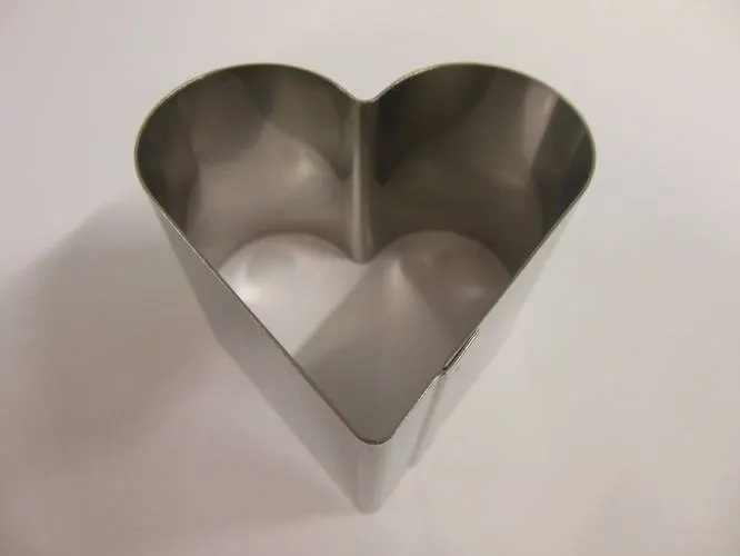 Nerezové vykrajovátko ve tvaru srdce na semifreda a valentýnské dezerty, rozměr 5,7 x 5,3 cm