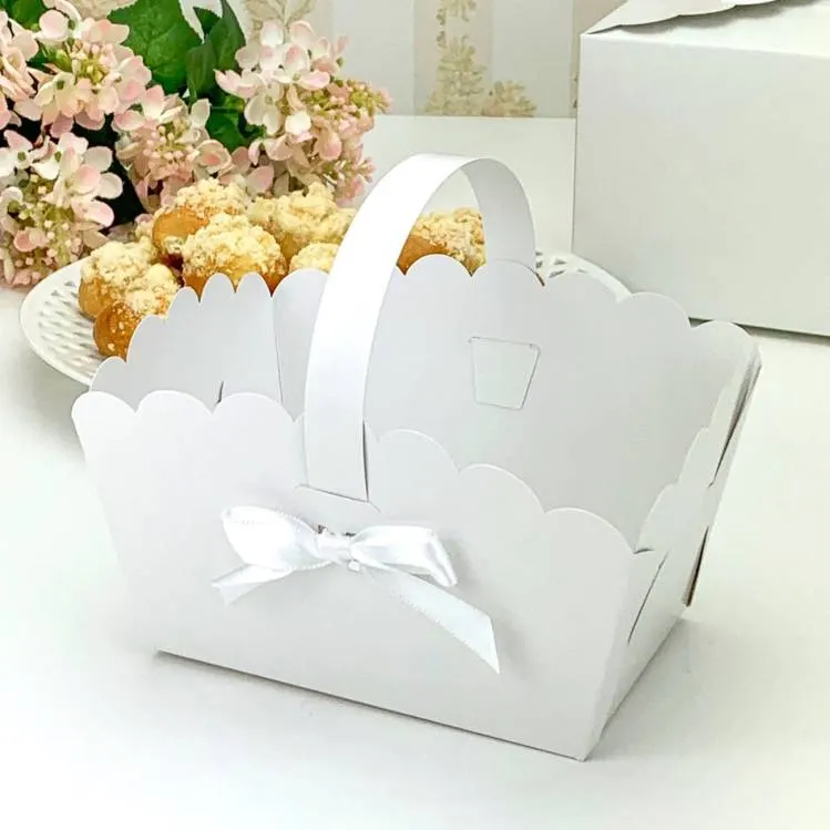 Bílý svatební košíček s ouškem a bílou mašlí na cukroví a výslužky, rozměry 13 x 9 x 9,5 cm