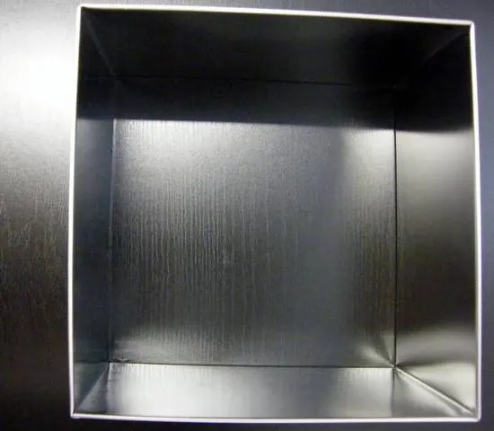 Čtvercový ráfek 28 x 28 cm z pocínovaného plechu bez dna pro pečení a sestavování hranatých dortů