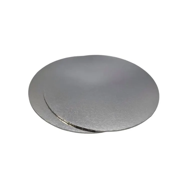 Stříbrná kulatá kartonová podložka pod dort o průměru 30 cm od značky Cake Star