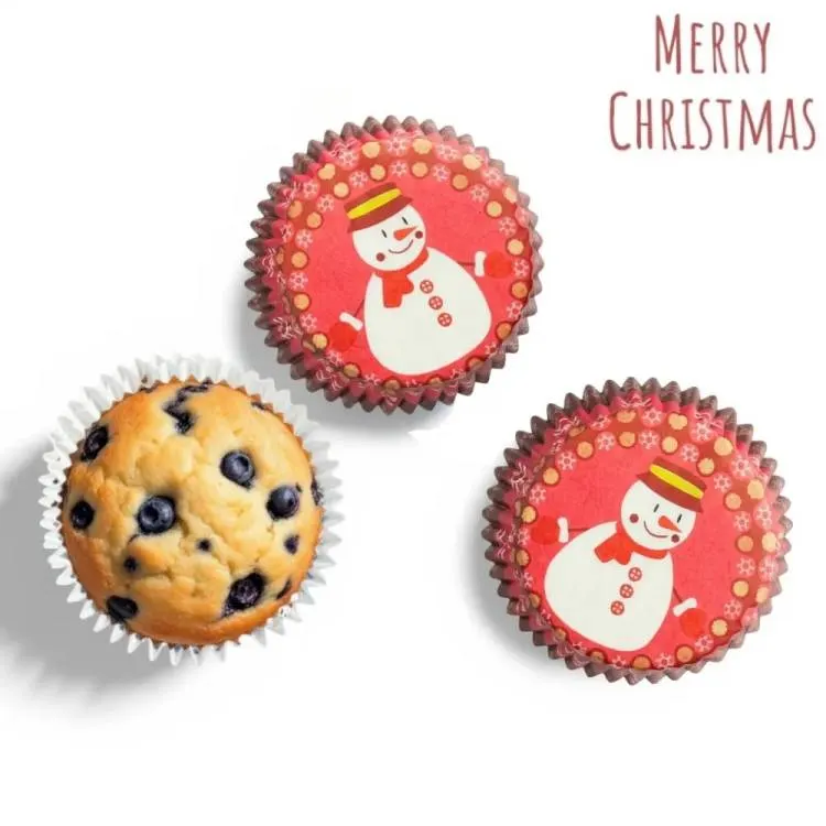 Červené papírové košíčky na muffiny s vánočními motivy, balení 75 kusů pro pečení adventních moučníků