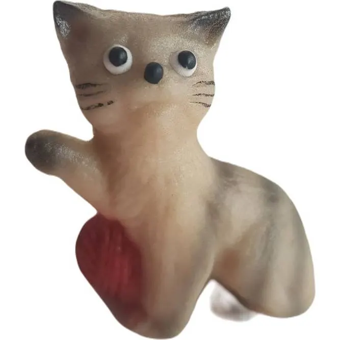 Marcipánová figurka hrající si kočička šedé barvy značky Frischmann, jedlá dekorace na dort o velikosti 6,5 x 5 cm