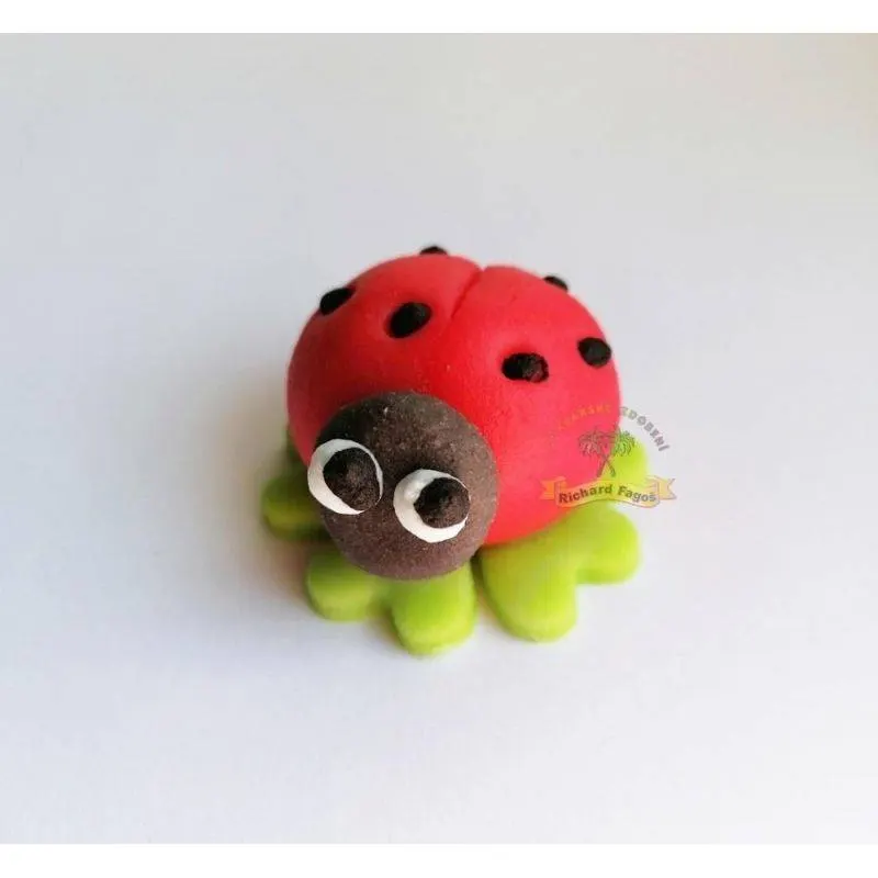 Jedlá figurka beruška z kokosové hmoty na zdobení dortů, značka Fagoš, rozměr 4x3 cm