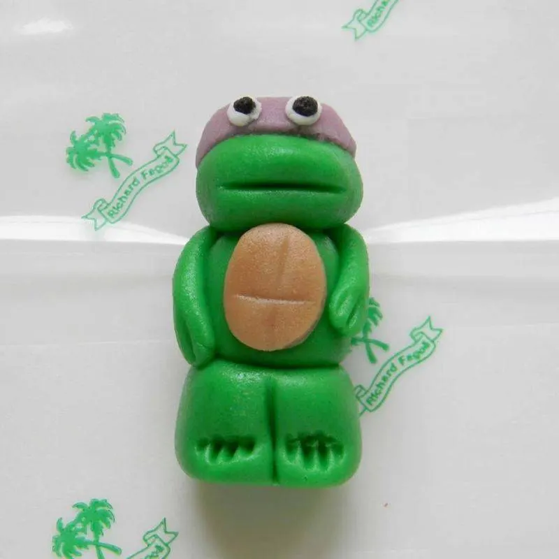Figurka želvy ninja Donatello z kokosové hmoty o výšce 5 cm na dort od značky Fagoš