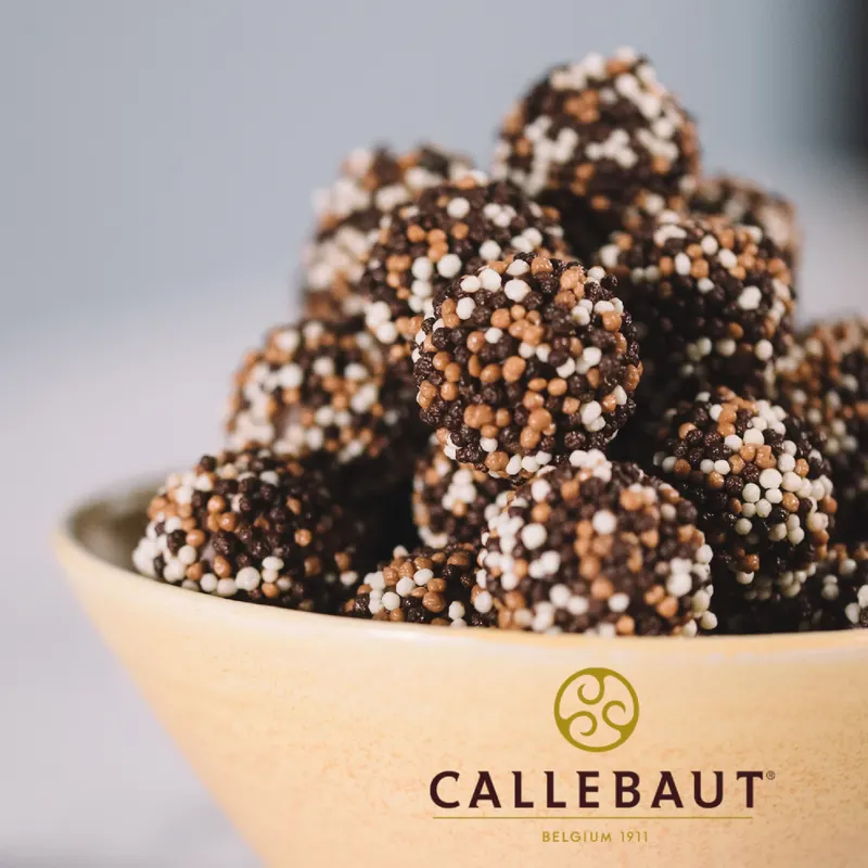 Křupavé mini perličky Callebaut ve třech druzích belgické čokolády, vhodné jako posyp na dorty a dezerty