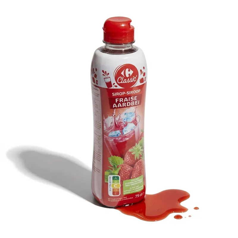 Jahodový sirup Carrefour Original v objemu 750 ml pro dochucení pečiva, dortů a nápojů