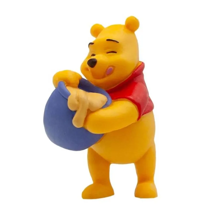 Figurka Medvídka Pú s hrncem medu od značky Bullyland jako nejedlá dekorace na dort