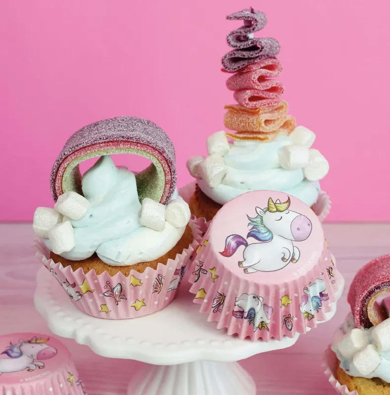 Papírové košíčky na cupcakes s motivem jednorožce od značky DecoCino v růžových a pastelových tónech, balení 50 ks