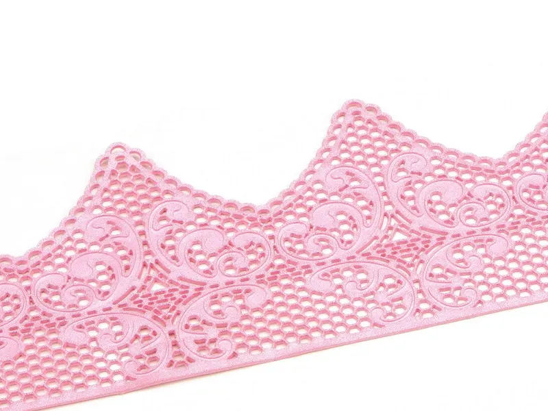 Hotová jedlá krajka na dort od značky Cake Masters v růžové barvě s vlnitým Fantasy vzorem o délce 38 cm