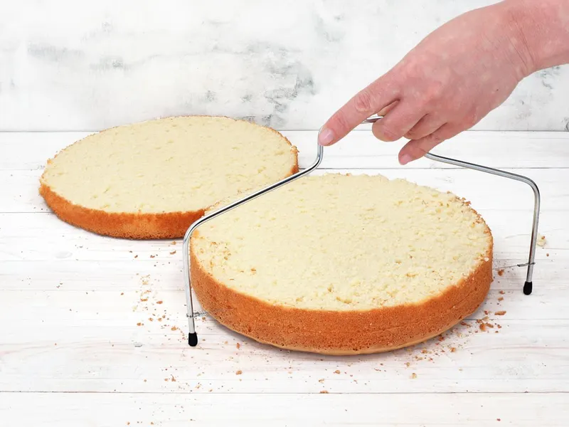 Cukrářská strunová pilka Cake Masters pro vyrovnání a rozřezání dortových korpusů