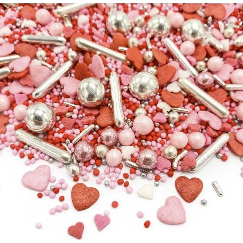 Cukrářský posyp Be Mine od značky Happy Sprinkles s pestrou směsí tvarů a barev na zdobení dortů a dezertů