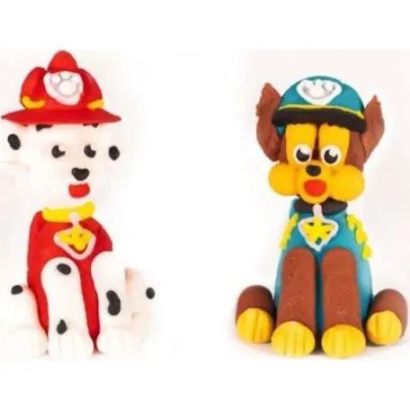 Cukrová figurka postavičky Chase z Paw Patrol k ozdobení dortu, velikost 3,5 x 6 cm