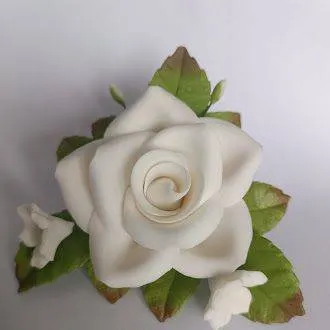 Bílá cukrová růže 7x7 cm značky I love Cakes na zdobení dortů a dezertů