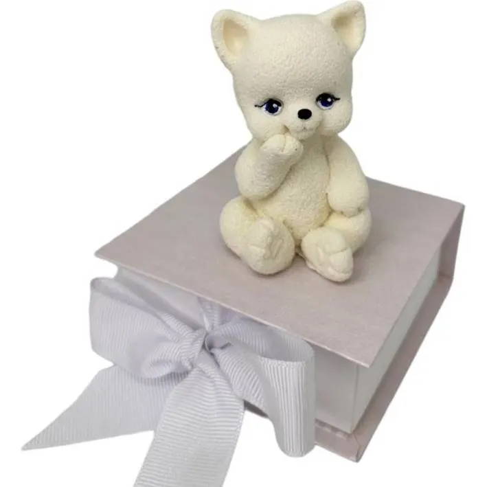 Bílá čokoládová kočička sedící značky I love Cakes pro zdobení dortu, výška 8 cm