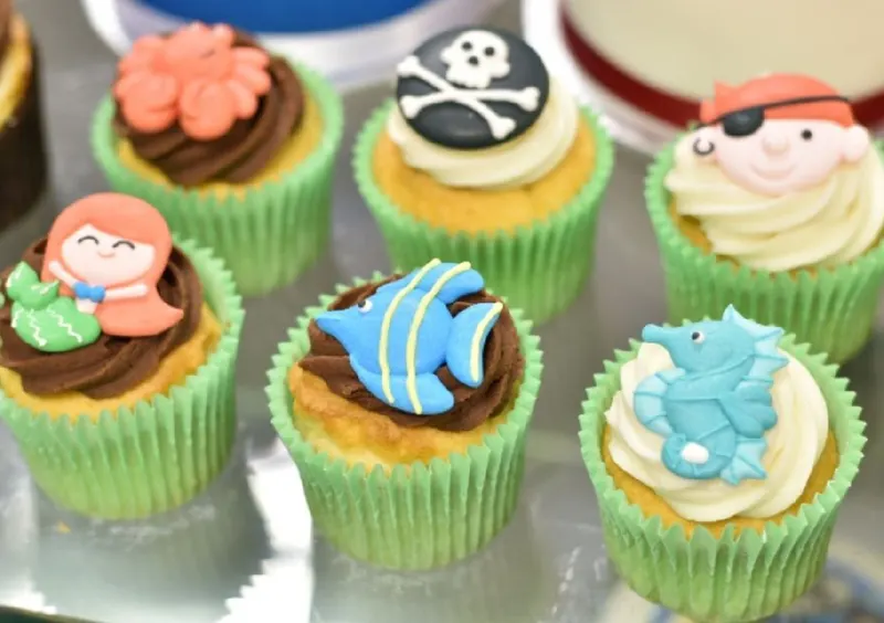 Sada cukrových dekorací s pirátskou a mořskou tematikou od značky Culpitt, 72 kusů pro zdobení dortů a cupcakes