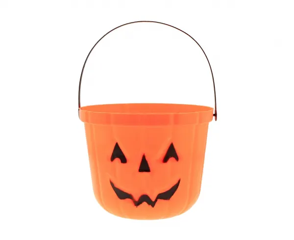 Oranžový plastový kyblík ve tvaru dýně s černým madlem na koledu a sladkosti k Halloweenu