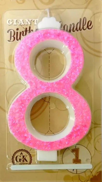 Velká růžová dortová svíčka číslo 8 značky Gyertyakovacs o výšce 13 cm