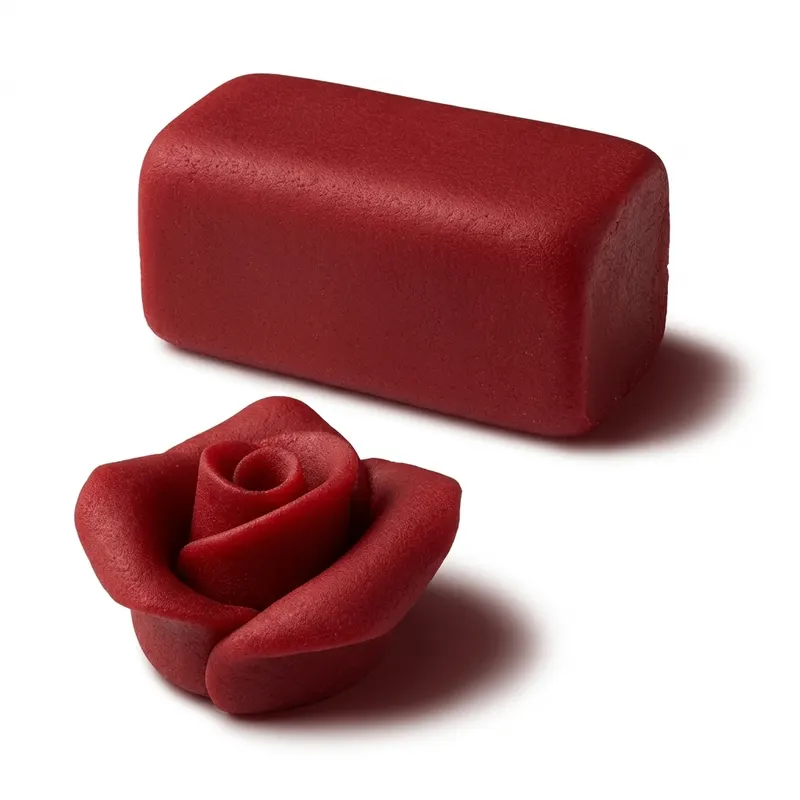 Červený marcipán SweetArt s 30% mandlí na zdobení a modelování dortů, balení 150 g