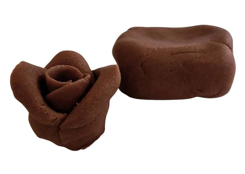 Pravý marcipán SweetArt s 30% mandlí v tmavě hnědé barvě k modelování ozdob a potahování dortů