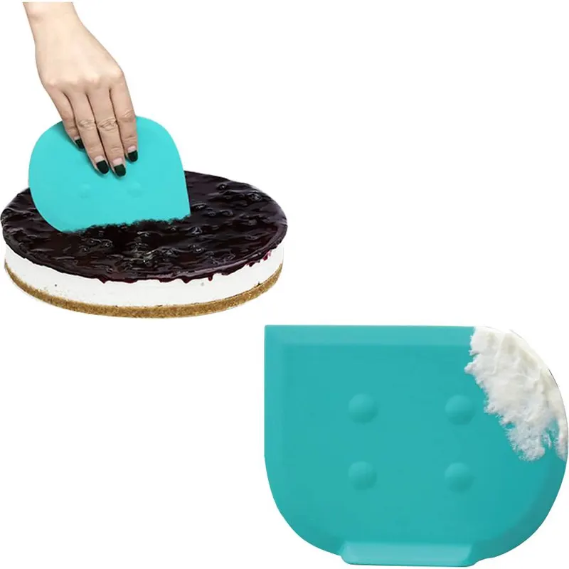 Stěrka na krém a polevu od značky Cakesicq s rozměrem 13 x 11 cm a praktickým stojánkem pro cukrářskou práci