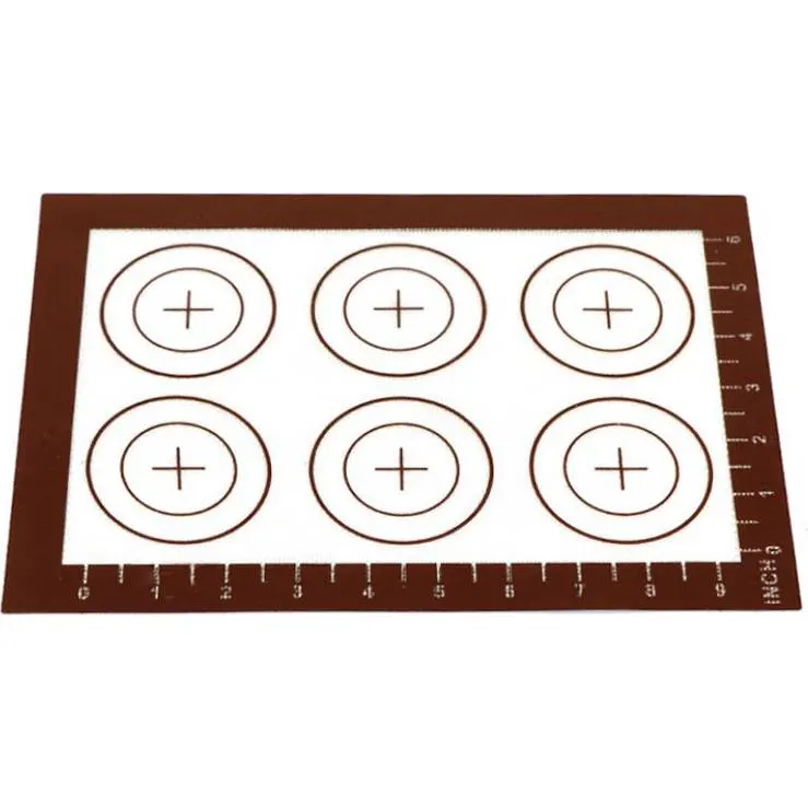 Šablona na makronky Cakesicq s vyznačenými kolečky pro stejně velké makronky o rozměrech 28 x 20 cm