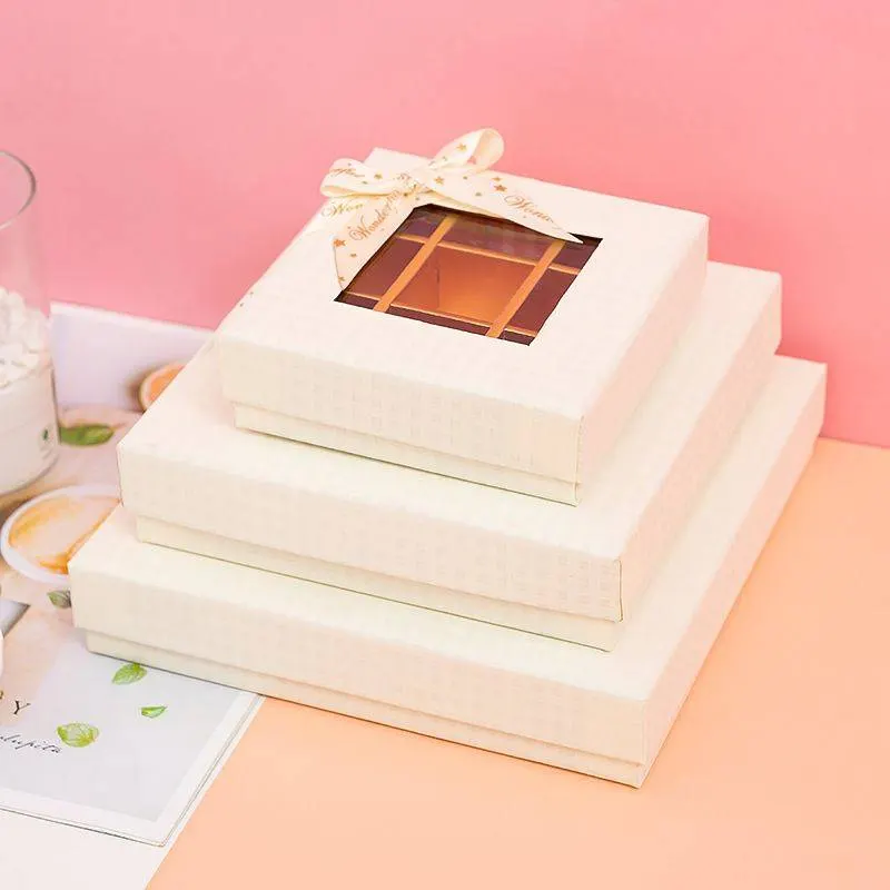 Bílá krabička na pralinky Cakesicq o rozměrech 9 x 6 x 4 cm, balení pěti kusů