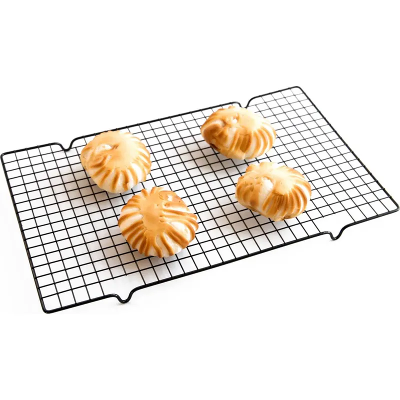 Kovová mřížka na chladnutí dortů a cukroví značky Cakesicq o rozměrech 25 x 40 cm