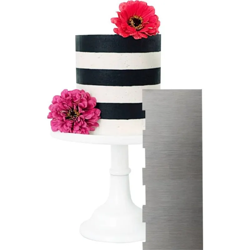 Plastová stěrka s pruhovaným vzorem na okraje dortů značky Cakesicq, velikost 23 x 9 cm
