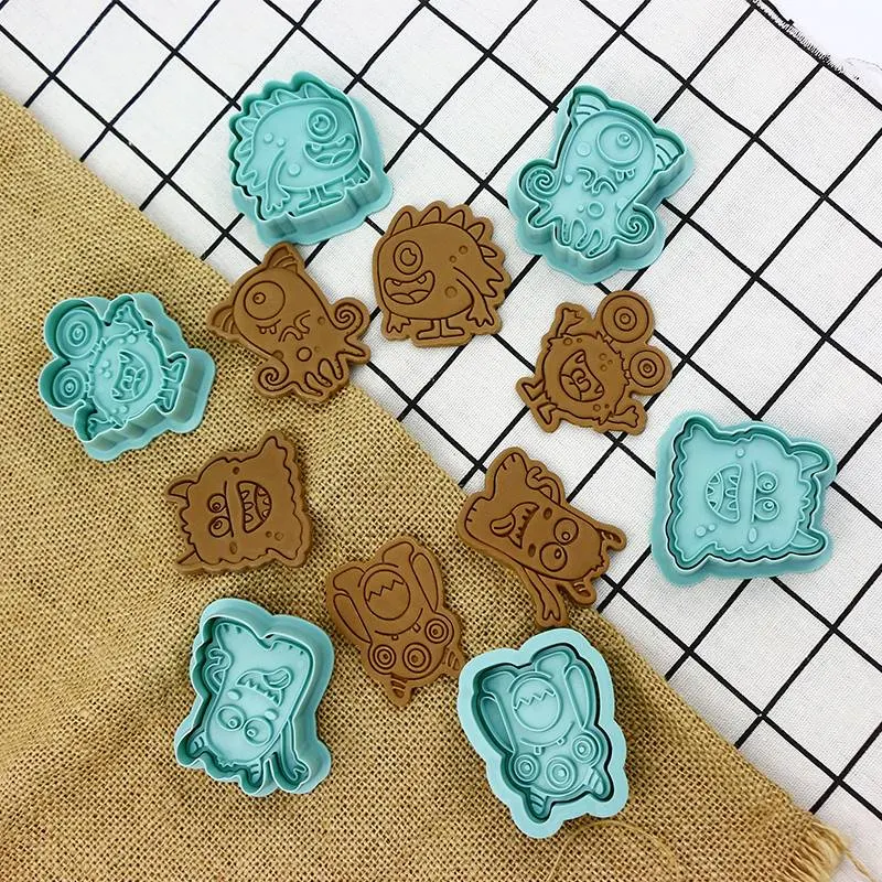 Sada šesti vykrajovátek ve tvaru příšerek od značky Cakesicq, velikost 5,5 x 6 cm, na pečení sušenek a dekorací