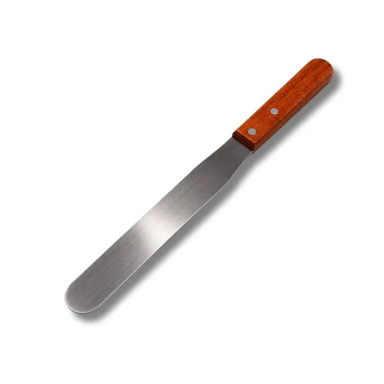 Rovná kovová paleta s dřevěnou rukojetí na roztírání krémů, polev a ganache při zdobení dortů