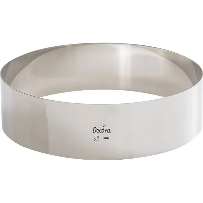 Kulatý nerezový dortový ráfek o průměru 26 cm a výšce 6 cm od značky Decora pro tvarování pečených i chlazených dortů