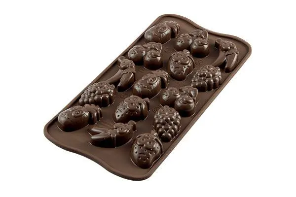 Silikonová forma Silikomart Choco Fruits na čokoládové pralinky ve tvaru ovoce, pět tvarů ananasu, jahody, hroznu, třešně a banánu