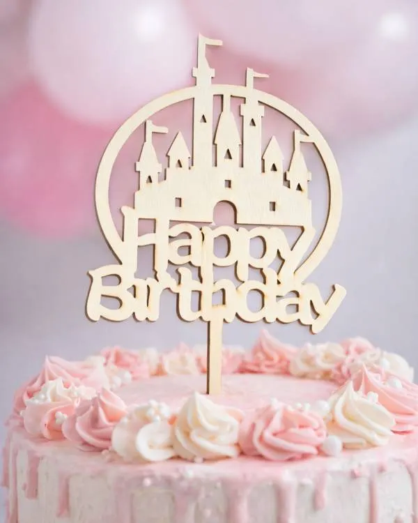 Dřevěný zápich do dortu s nápisem Happy Birthday a motivem hradu na narozeninové oslavy