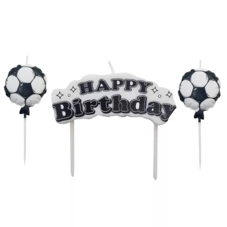 Sada tří svíček s motivem fotbalových míčů a nápisem Happy Birthday na narozeninový dort