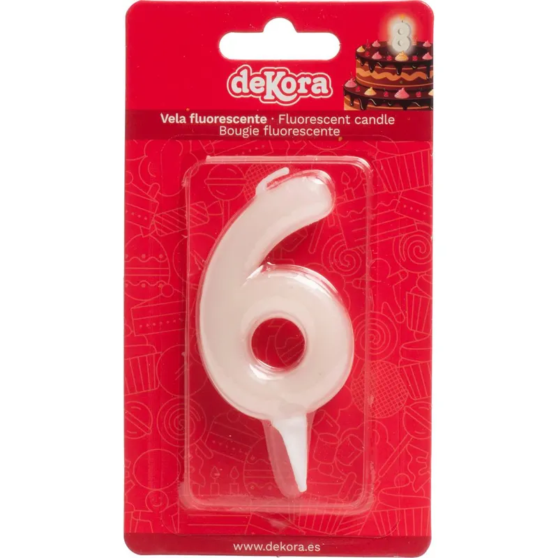 Bílá dortová svíčka číslo 6 značky Dekora o výšce 6 cm, která svítí i ve tmě