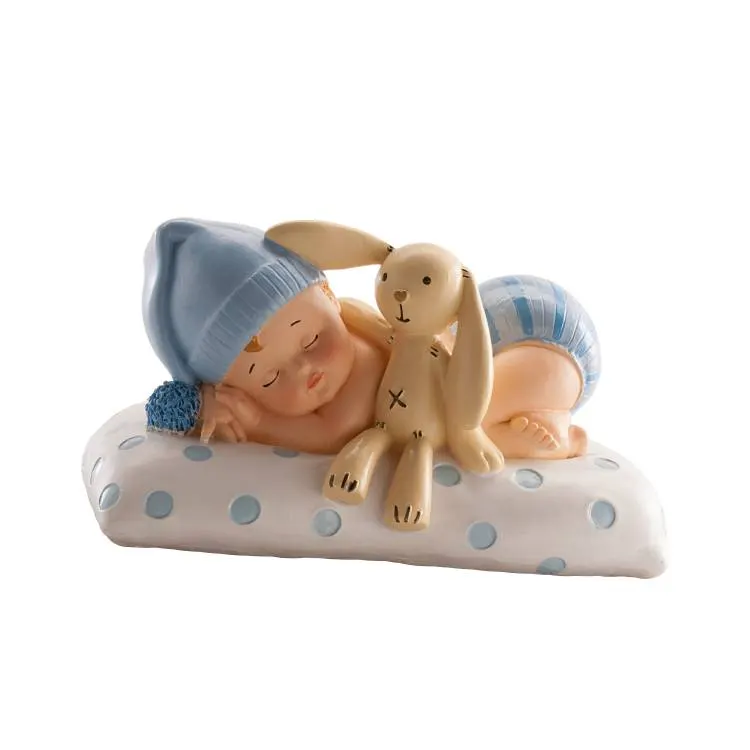 Dekorativní figurka spícího kluka s medvídkem na dort, 9,5 cm, od značky Dekora
