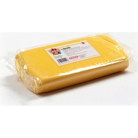 Žlutá potahovací hmota Kelmy na dorty o hmotnosti 1 kg pro hladký povrch