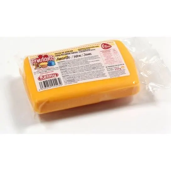 Žlutá potahovací hmota Kelmy na dorty o hmotnosti 250 g, vhodná k vyvalování a obalování dortů