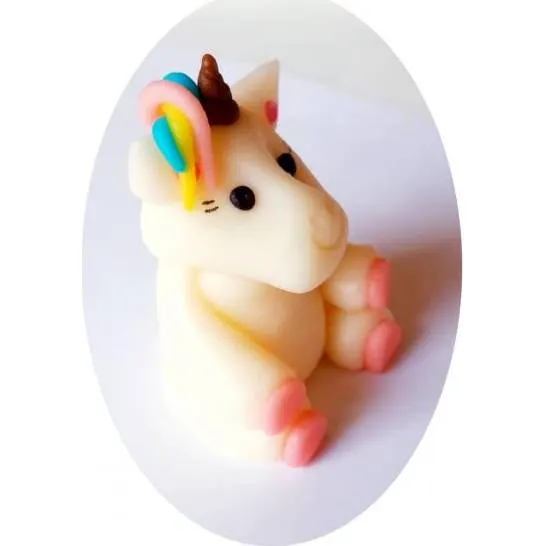 Figurka jednorožce z kokosové hmoty na dort od značky Fagoš, velikost 7,5 x 4,5 cm, vhodná na dětské dorty
