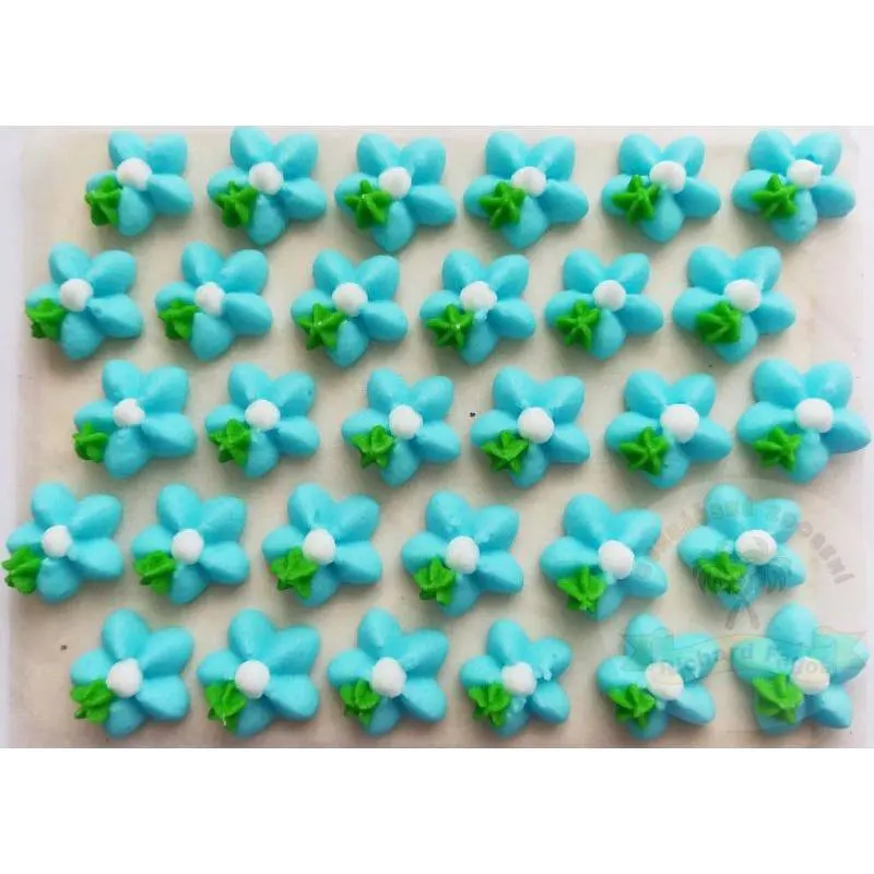 Modré cukrové květy s bílým středem na platíčku, 30 kusů, jedlé zdobení na dorty a cupcakes