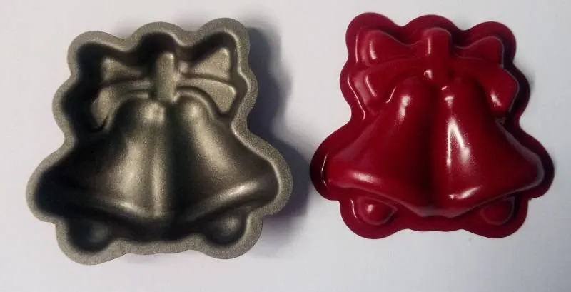 Teflonové formičky ve tvaru dvojzvonku s mašlí o velikosti 6 cm, balení 10 kusů na vykrajování sušenek a cukroví