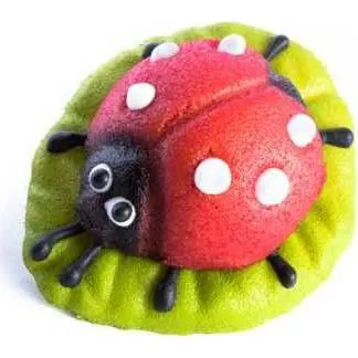 Marcipánová figurka beruška od značky Frischmann, 3 x 5,5 cm, 32 g, na zdobení dortů a muffinů