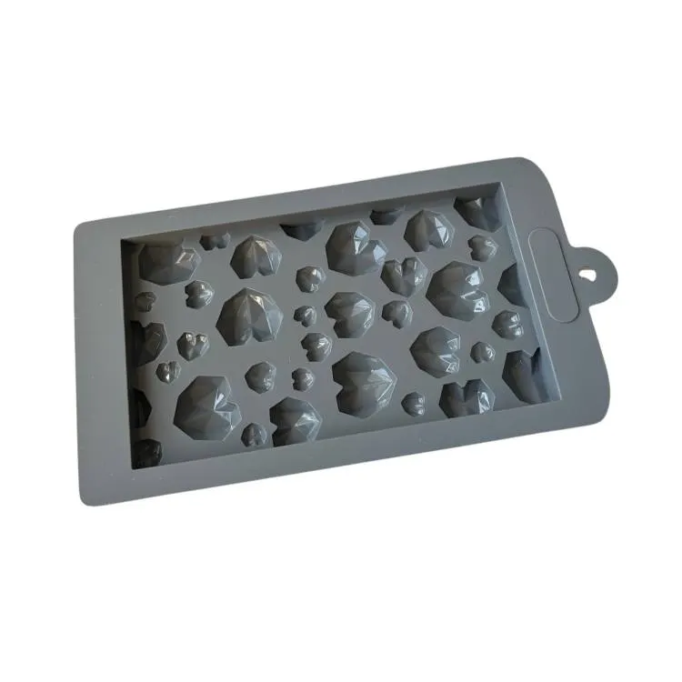 Silikonová forma na čokoládovou tabulku Cesil s motivem diamantových srdíček, rozměr 15 x 9 cm