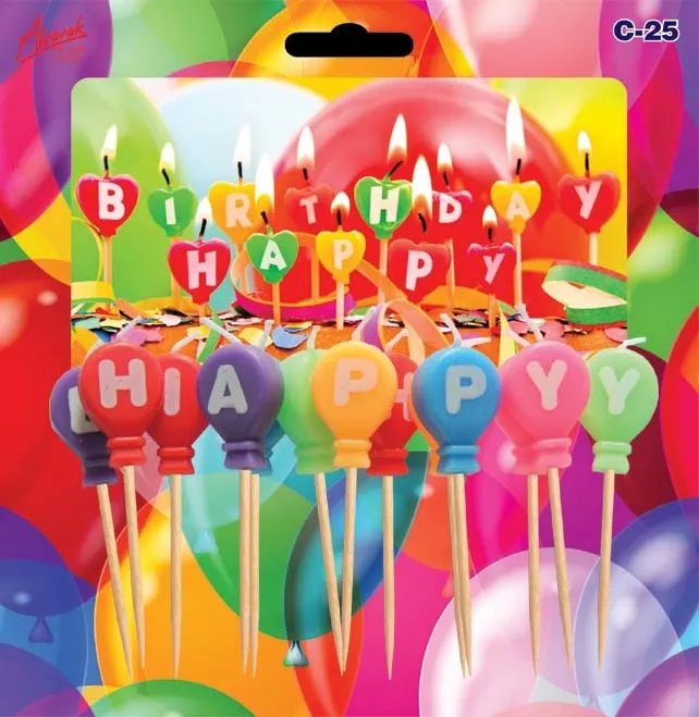 Barevné svíčky na špejli od značky VsM tvořící nápis Happy Birthday pro zdobení narozeninového dortu