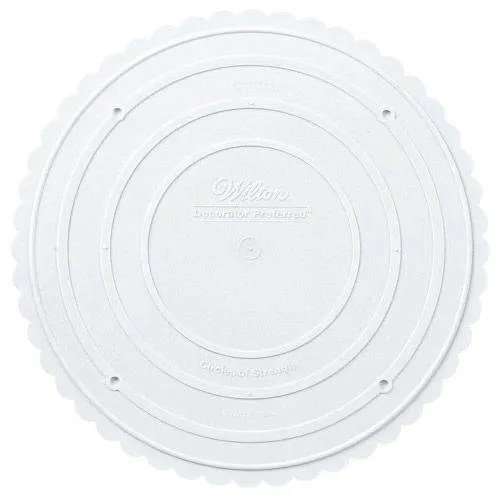 Separační plato Wilton v průměru 33 cm z bílého pevného plastu s vroubkovaným lemem pro stabilizaci patrových dortů